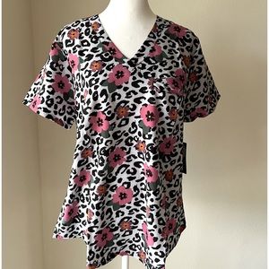 NWT Women’s Medium Scrubfinity Basix Floral Scrub Top